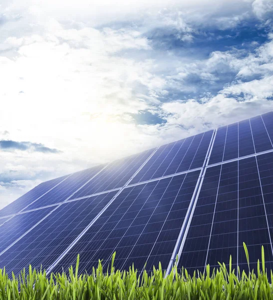 Güneş Panelleri Dışarı Yerleştirildi Alternatif Enerji Kaynağı — Stok fotoğraf