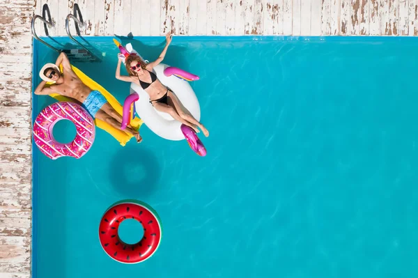 Glückliches Paar Mit Aufblasbaren Ringen Und Matratze Schwimmbad Von Oben — Stockfoto