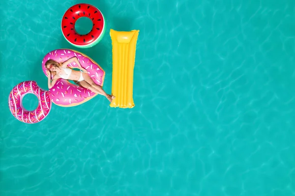 Mujer Feliz Con Colchón Inflable Anillos Piscina Vista Superior Vacaciones — Foto de Stock