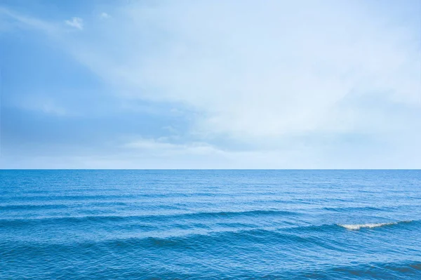 Hermoso Mar Ondulado Bajo Cielo Azul Con Nubes — Foto de Stock