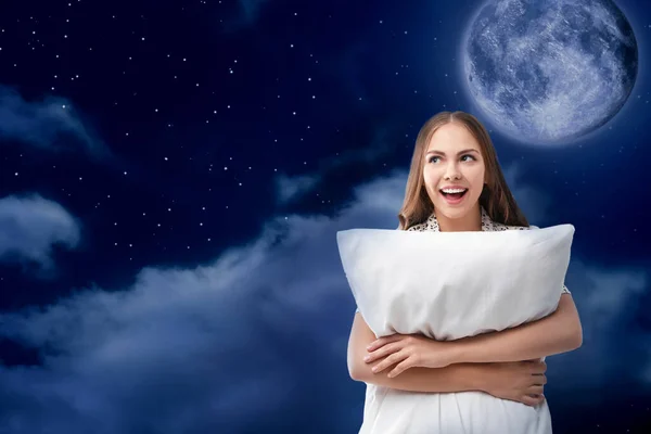 背景に満月の夜と枕を持つ美しい女性 就寝時間 — ストック写真