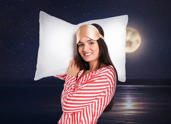 Mulher Bonita Segurando Travesseiro Céu Estrelado Noite Com Lua Cheia — Fotografia de Stock