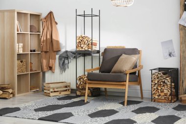 Dekoratif unsur olarak yakacak odunları olan şık bir oda.