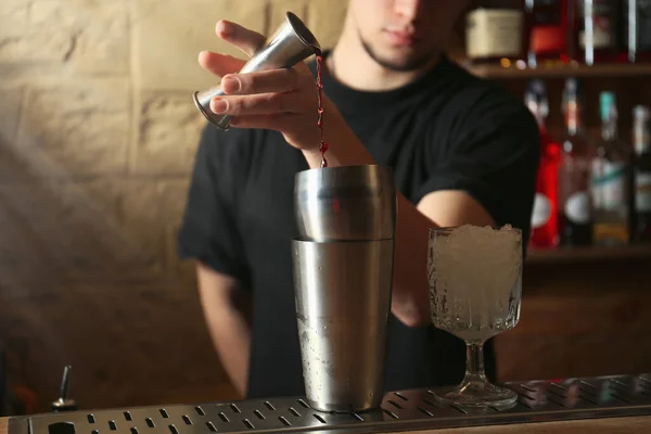 Bartender Förbereder Färsk Alkoholhaltig Cocktail Vid Bardisken Närbild — Stockfoto