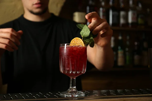 Bartender Dekorera Glas Färsk Alkoholhaltig Cocktail Vid Bardisken Närbild — Stockfoto