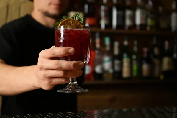 Bartendern Håller Glas Färsk Alkoholhaltig Cocktail Baren Närbild Plats För — Stockfoto