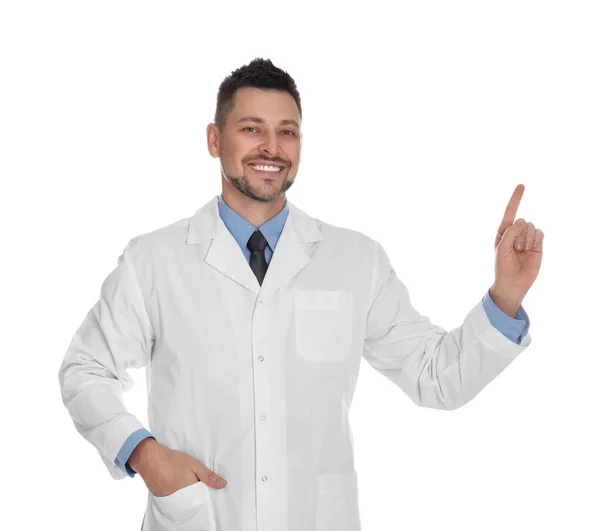 穿着白底实验室外套的快乐男人 — 图库照片