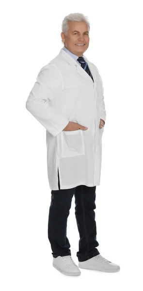 Boldog Idős Férfi Laboratóriumi Kabát Fehér Háttér — Stock Fotó