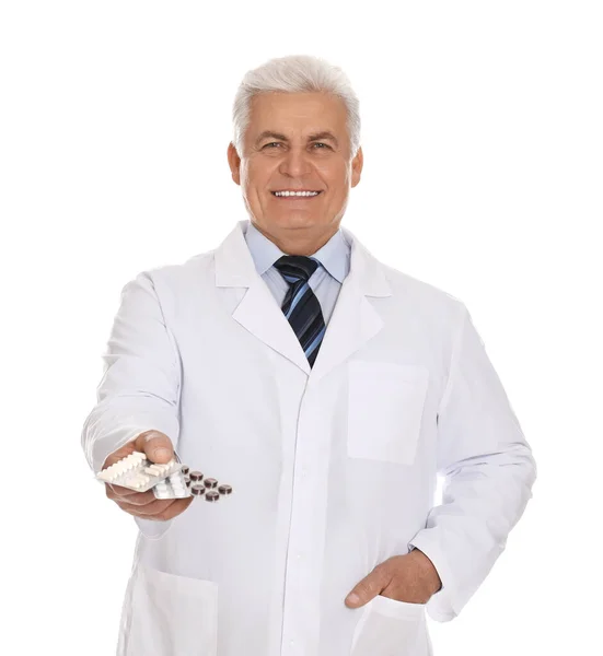 Farmacéutico Senior Con Pastillas Sobre Fondo Blanco —  Fotos de Stock
