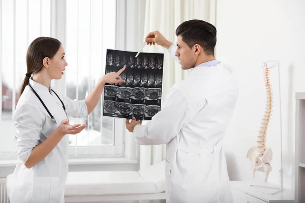 Ortopedistas Examinando Imagen Rayos Cerca Ventana Oficina — Foto de Stock