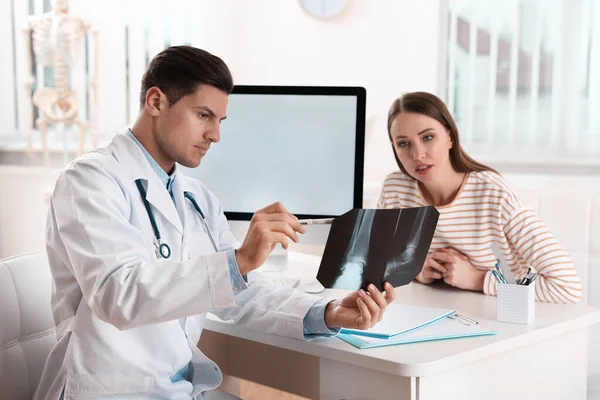 Orthopeed Toont Röntgenfoto Aan Patiënt Aan Tafel Kliniek — Stockfoto