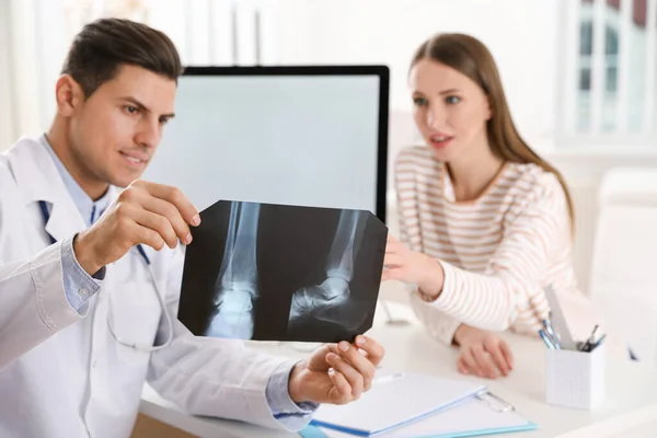 Orthopeed Toont Röntgenfoto Aan Patiënt Aan Tafel Kliniek — Stockfoto