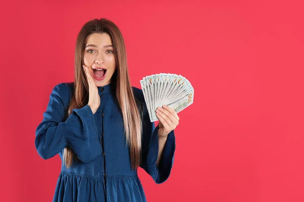 Giovane Donna Con Soldi Sfondo Cremisi Spazio Testo — Foto Stock