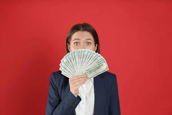 Jeune Femme Avec Argent Sur Fond Pourpre — Photo