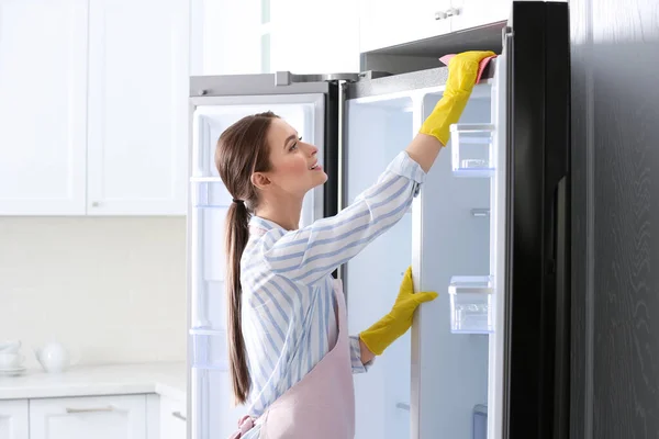 Mulher Luvas Borracha Limpeza Geladeira Casa — Fotografia de Stock