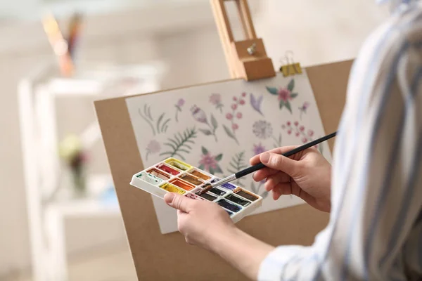 Vrouw Schilderen Bloemen Met Aquarellen Werkplaats Close — Stockfoto