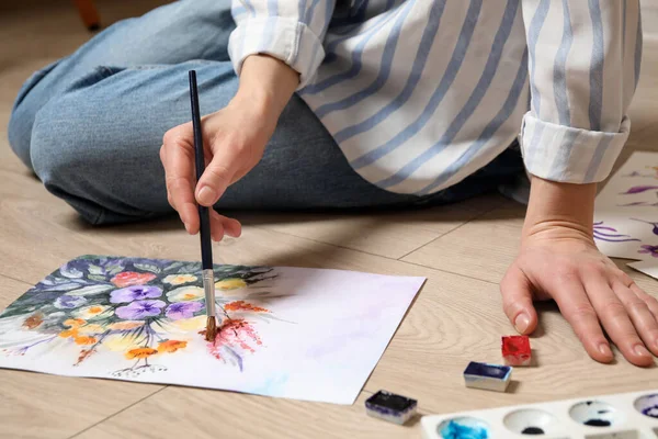 Vrouw Schilderen Bloemen Met Aquarel Vloer Close — Stockfoto