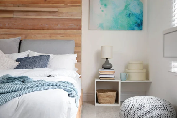 Şık oda içinde büyük, rahat bir yatak.