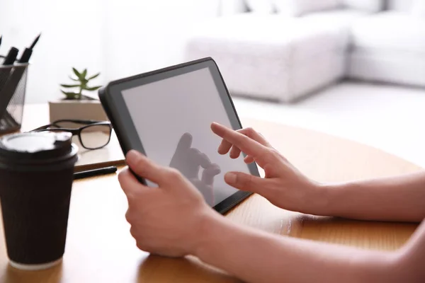 Femme Travaillant Avec Une Tablette Moderne Une Table Bois Gros — Photo