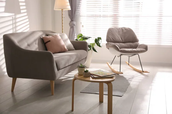 Stilvolles Wohnzimmer Mit Bequemem Sofa Und Schaukelstuhl — Stockfoto