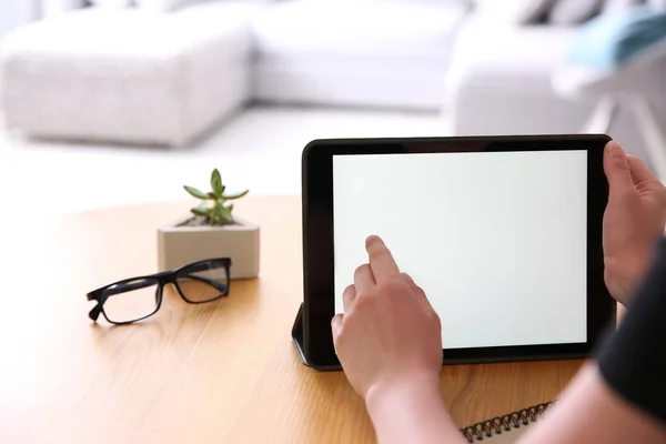 Femme Travaillant Avec Une Tablette Moderne Une Table Bois Gros — Photo