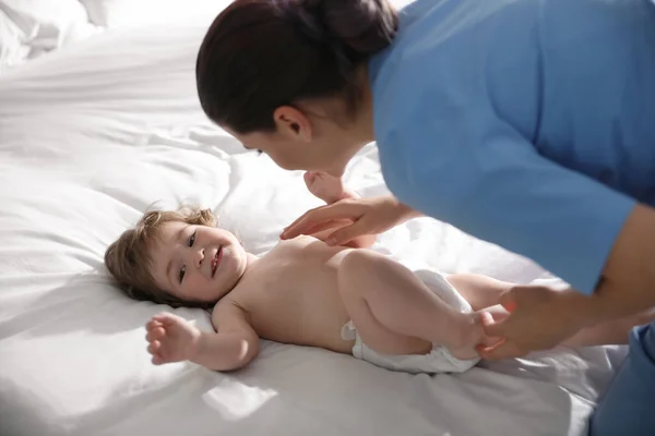 Orthopédiste Examen Mignon Petit Bébé Sur Lit — Photo