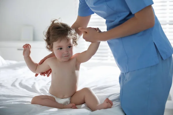 Orthopedisch Onderzoek Van Kleine Baby Bed Binnen — Stockfoto