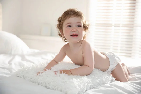 Mignon Petit Bébé Sur Lit Maison — Photo