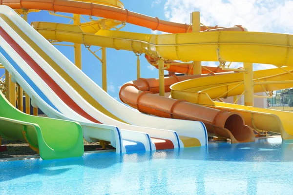 Diferentes Slides Coloridos Parque Aquático Dia Ensolarado — Fotografia de Stock