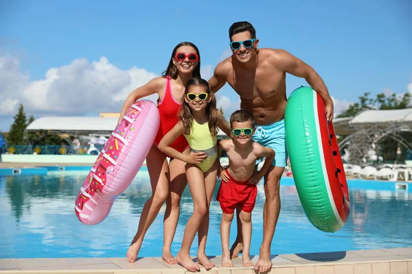 Famille Heureuse Avec Anneaux Gonflables Près Piscine Vacances Été — Photo