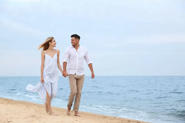 Gelukkig Stel Dat Een Romantische Strandwandeling Maakt Ruimte Voor Tekst — Stockfoto