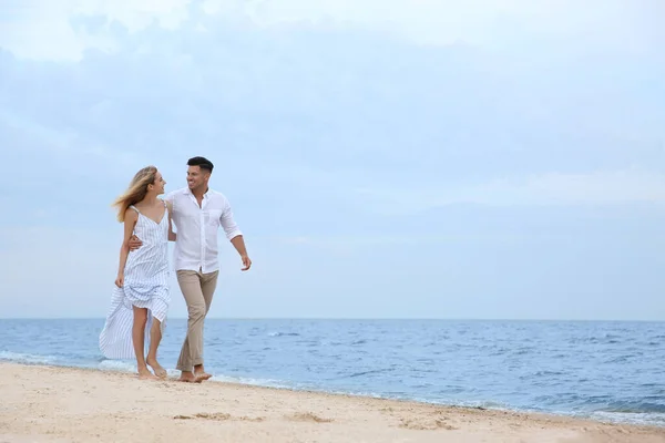 Ευτυχισμένο Ζευγάρι Που Κάνει Ρομαντική Βόλτα Στην Παραλία Χώρος Για — Φωτογραφία Αρχείου
