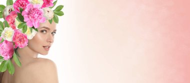 Güzel makyajlı genç bir kadın pembe arka planda çiçek çelengi takıyor, mesaj için yer var. Pankart tasarımı