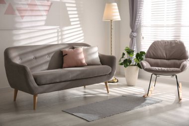 Şık bir oturma odası, rahat bir kanepe ve sallanan bir sandalye.