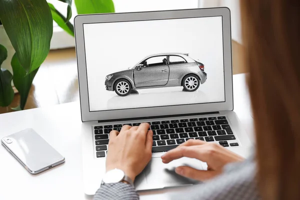Kvinna Som Använder Laptop För Att Köpa Bil Vid Bordet — Stockfoto