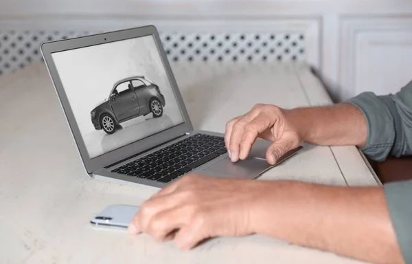 Uomo Che Utilizza Computer Portatile Acquistare Auto Tavolo Legno All — Foto Stock