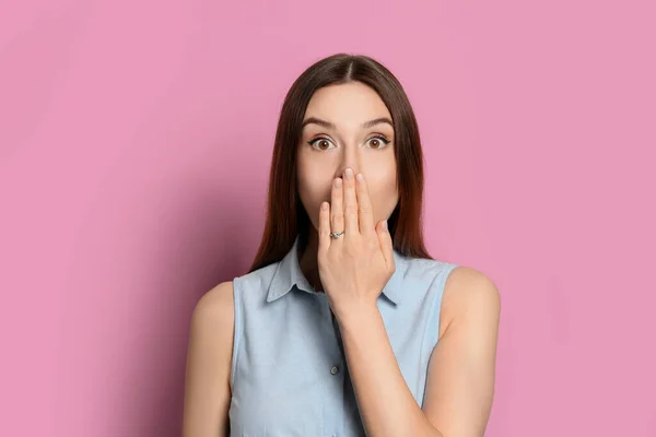 Emotionele Jonge Vrouw Draagt Mooie Verlovingsring Roze Achtergrond — Stockfoto