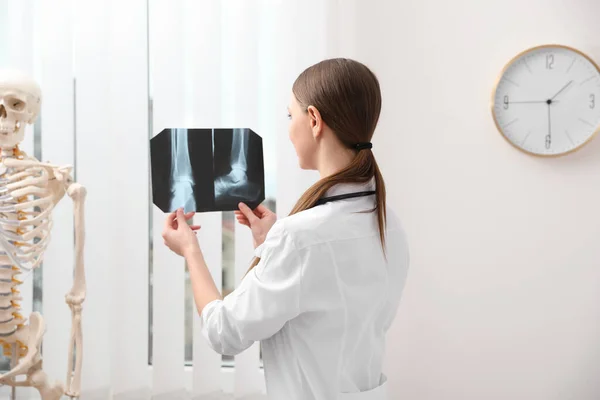 Ortopedista Examinando Imagen Rayos Cerca Ventana Oficina — Foto de Stock