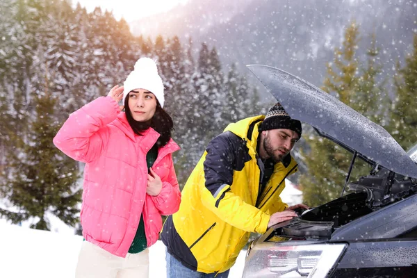 Casal Estressado Perto Carro Quebrado Livre Dia Inverno — Fotografia de Stock