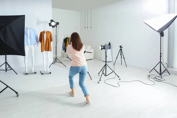 Fotógrafo Profesional Tomando Fotos Maniquíes Fantasmas Con Ropa Moderna Estudio — Foto de Stock