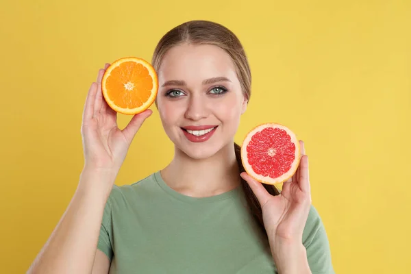 Jonge Vrouw Met Gesneden Sinaasappel Grapefruit Gele Achtergrond Vitaminerijk Voedsel — Stockfoto