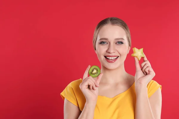 Mujer Joven Con Kiwi Cortado Carambola Sobre Fondo Rojo Espacio — Foto de Stock