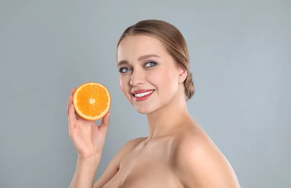 Jonge Vrouw Met Gesneden Oranje Grijze Achtergrond Vitaminerijk Voedsel — Stockfoto