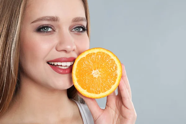 Jonge Vrouw Met Gesneden Oranje Grijze Achtergrond Vitaminerijk Voedsel — Stockfoto