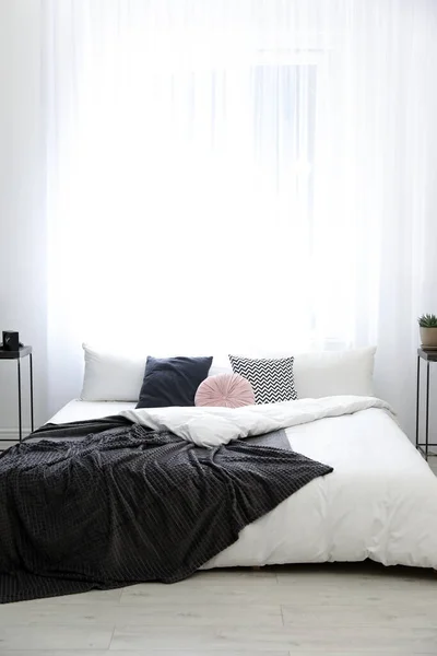 Stijlvol Interieur Met Groot Comfortabel Bed — Stockfoto