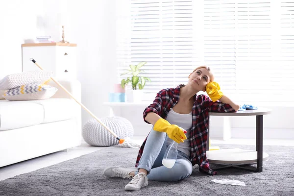 Luie Jonge Vrouw Die Thuis Tafel Veegt Schoonmaken Huishouden — Stockfoto