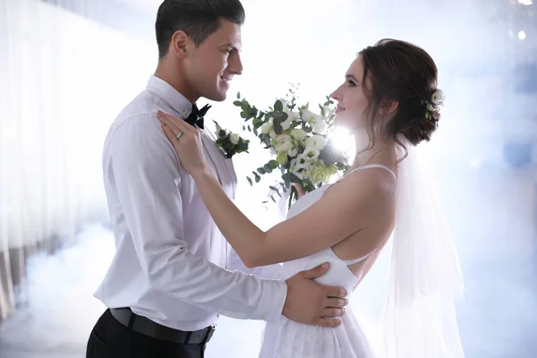 Gelukkig Pasgetrouwd Paar Dansen Samen Feestelijke Hal — Stockfoto