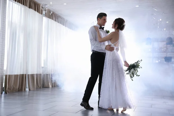 Feliz Pareja Recién Casada Bailando Juntos Salón Festivo — Foto de Stock