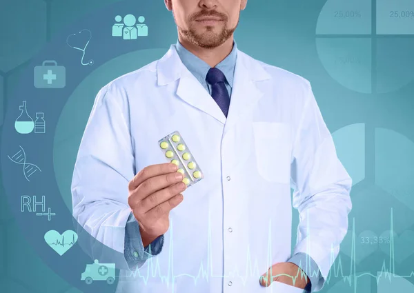 Iconos Virtuales Farmacéutico Profesional Con Pastillas Sobre Fondo Azul Claro —  Fotos de Stock