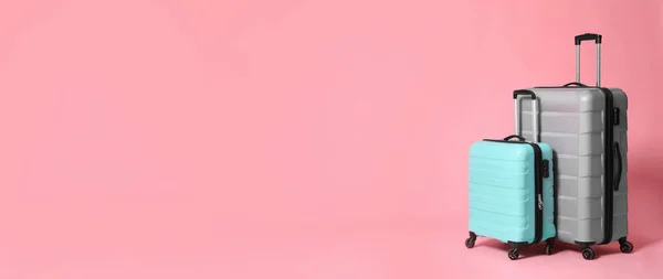 Elegantes Maletas Sobre Fondo Rosa Espacio Para Texto Diseño Banner — Foto de Stock